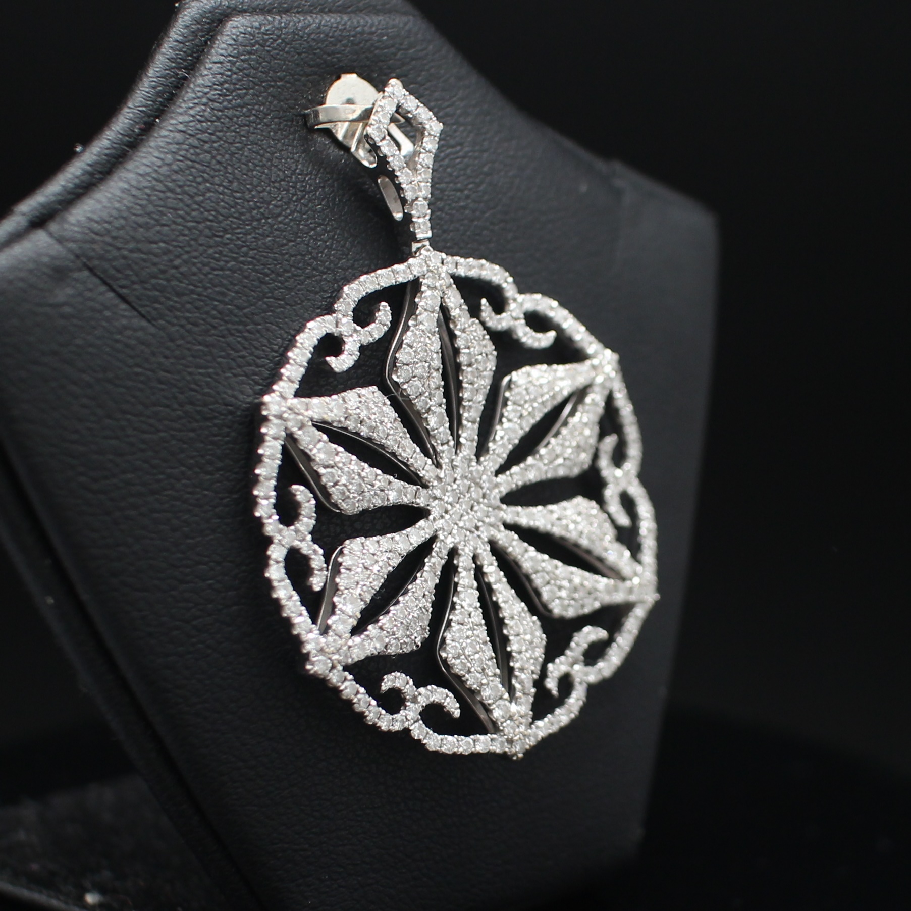 PD25015 จี้เพชรกลม งานนอก แบรนด์ DeGem เพชรแท้ 2 กะรัต ทองแท้ 18k ขาว นน.รวม 11.2 กรัม งานสวยมาก