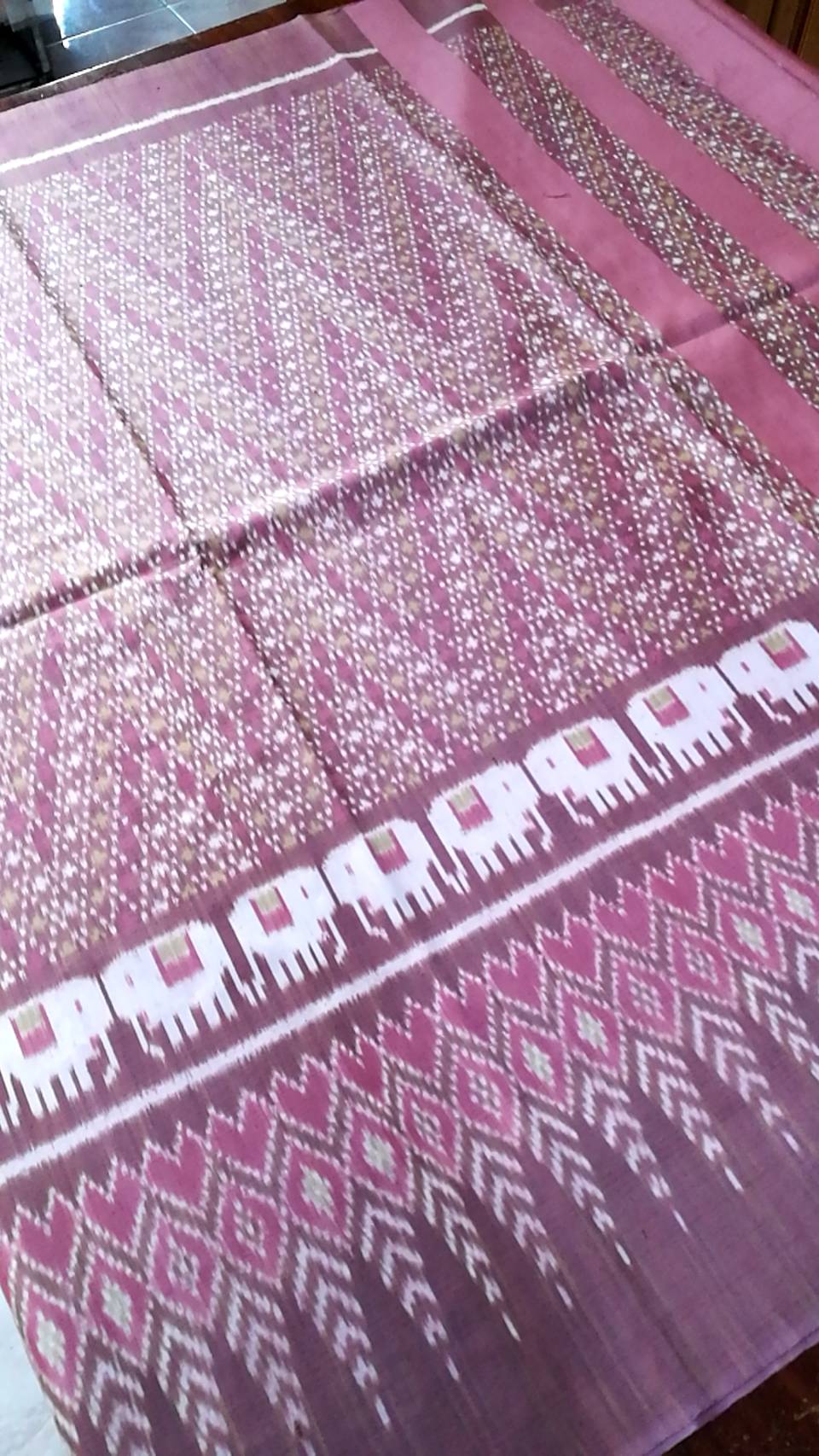 ซิ่น ผ้าไหมมัดหมี่ สีธรรมชาติ 3ตะกอ มีชายครุย ขนาด1x2เมตร พื้นสีชมพู รหัส M3P-NY-06116701