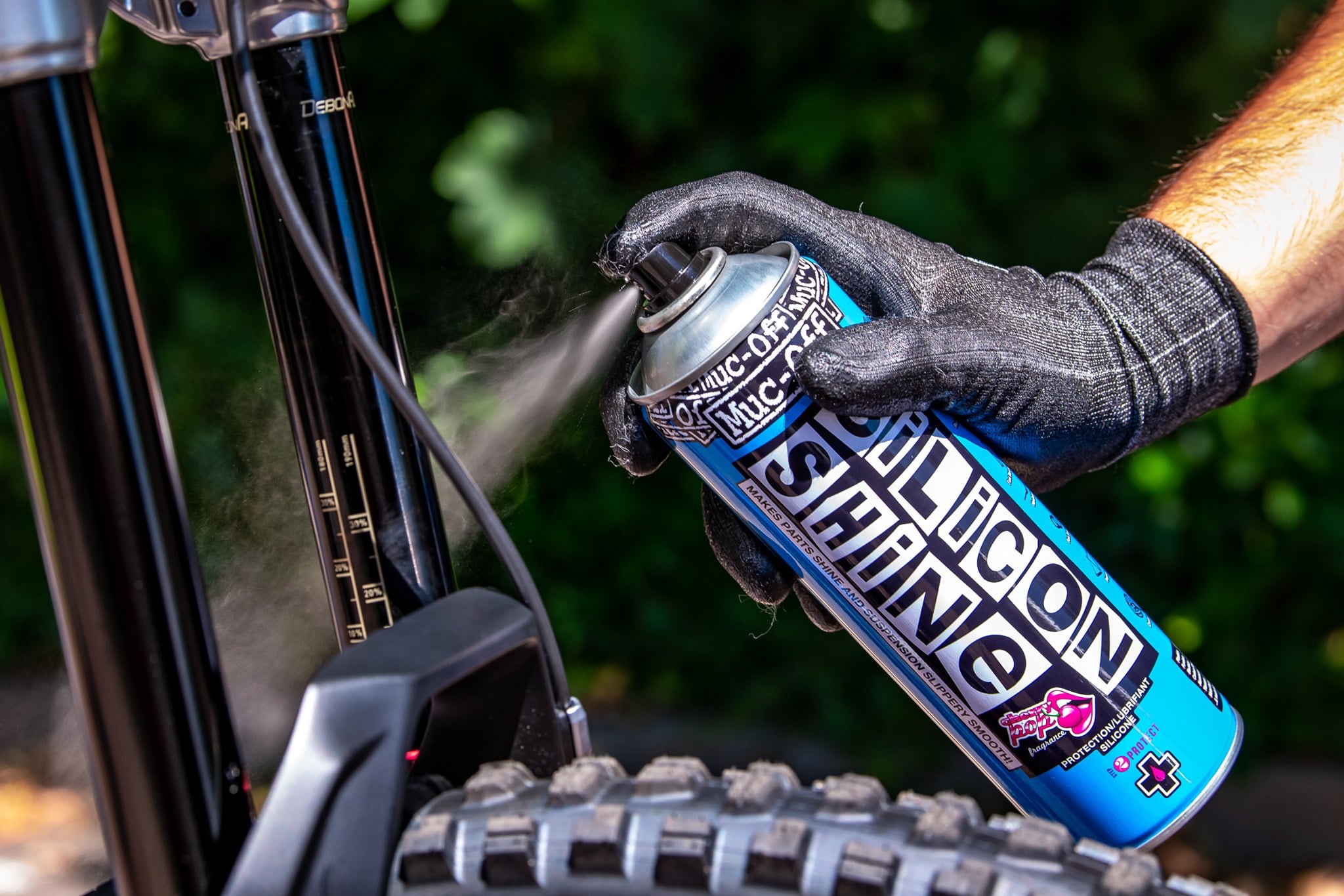 MUC-OFF SILICONE SHINE สเปรย์เก็บรายละเอียด ให้รถคุณงาม เหมือนใหม่ด้วยชั้นฟิล์มบาง ๆ ที่เคลือบผิว แห้งสนิท ไม่ทิ้งคราบ ป้องกันการยึดเกาะของฝุ่น และสิ่งสกปรก อีกทั้งเพิ่มความสวยฉ่ำให้กับวัสดุจำพวกโลหะ, พลาสติก, คาร์บอน, ยาง, โช้ค ฯลฯ