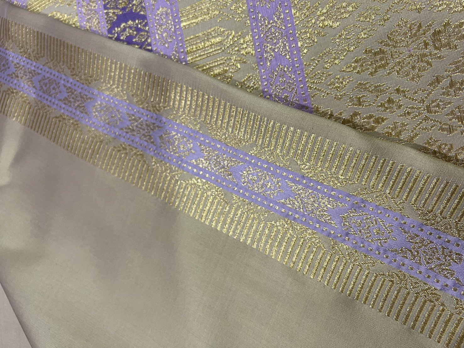 (ผ้าชุด)ผ้าไหมยกดอกลำพูน เกาะเชิงดิ้นทอง ขนาด 1.02x4.30เมตร ลายราชสำนัก พื้นสีเหลืองทอง รหัส N90-29-R0018