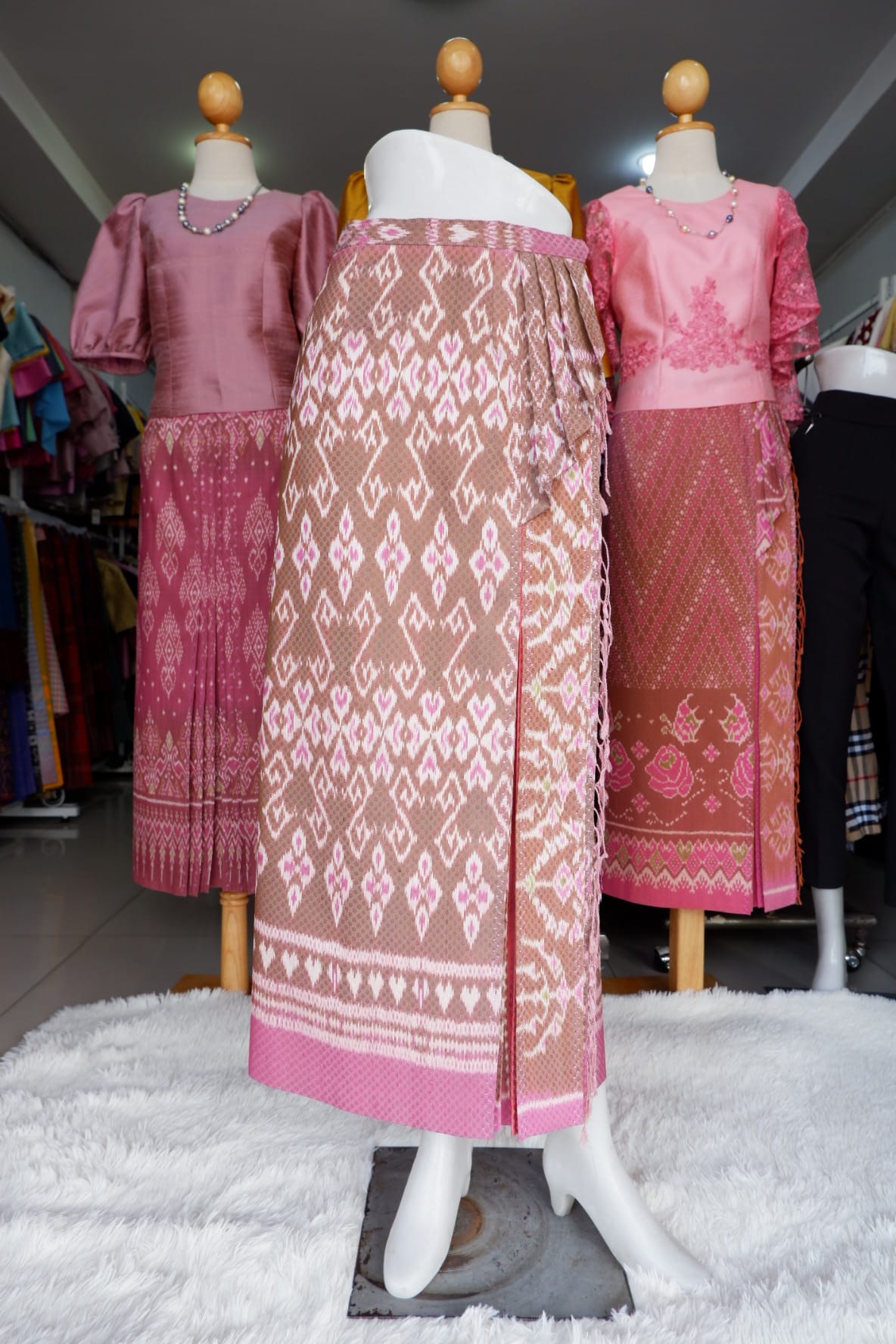 สั่งตัดเย็บกระโปรงผ้าไหม ตัดเป็นหน้านางข้างทวิต พร้อมแต่งชายพก (ไม่รวมผ้า) ก รหัส CUT-PT0041