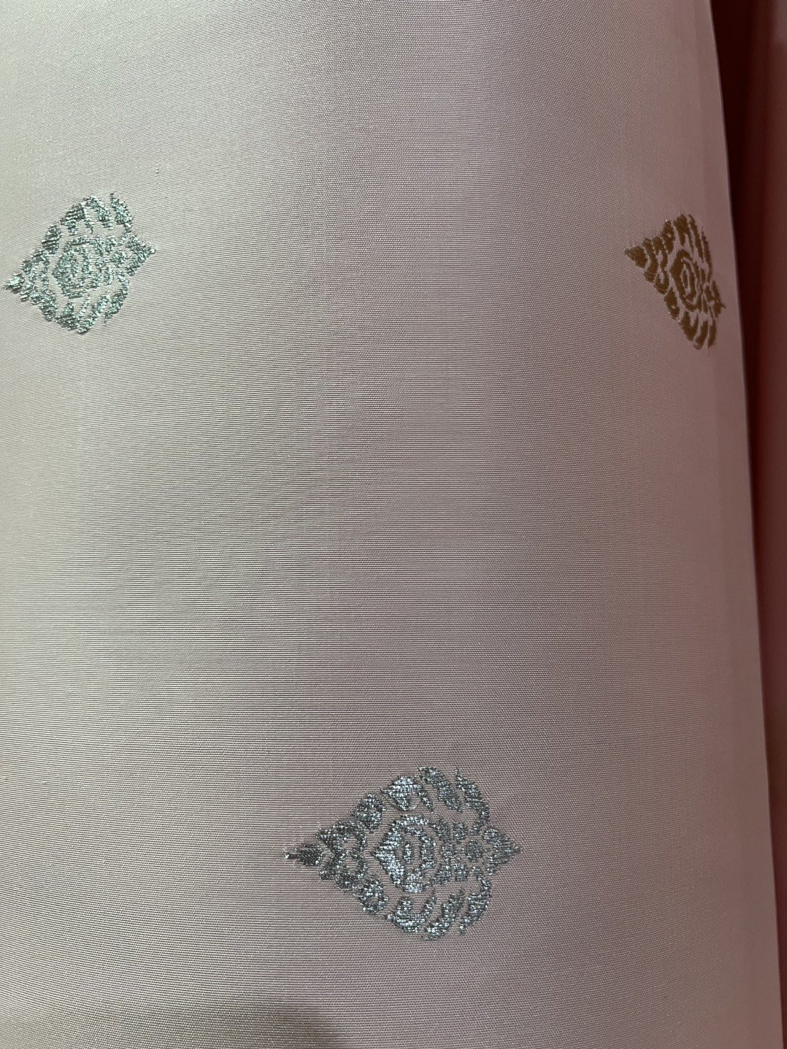 (ผ้าชุด)ผ้าไหมยกดอกลำพูน ดอกลอยดิ้นเงินสลับดิ้นทอง ขนาด 1.02x4.42เมตร ลายใบโพธิ์ พื้นสีชมพูหวาน รหัส N90-29-TR0556