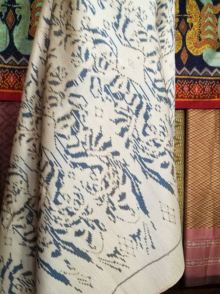 (ผ้าชุด)ผ้าไหมมัดหมี่ยกดอก 6ตะกอ (ผ้าลาย 2เมตร+สีพื้น 2เมตร) สีครีม รหัส L8A-NY0616662