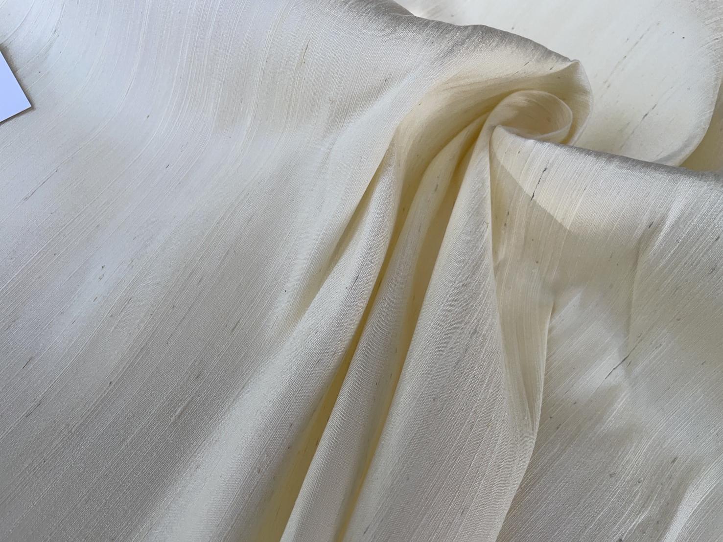 ผ้าไหมสีพื้น ไหมลืบเนื้อหยาบหนา ไหมแท้มีขี้ไหม สีครีมงาช้าง (ราคาต่อเมตร) รหัส D-76-0205681