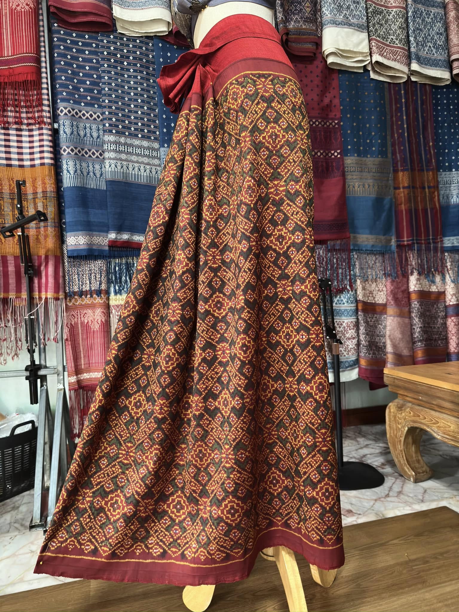 ซิ่น พระตะบอง ผ้าจามทอสามตะกอ ขนาด 118x170ซม พื้นสีแดง รหัส N9-SIL-AJ12