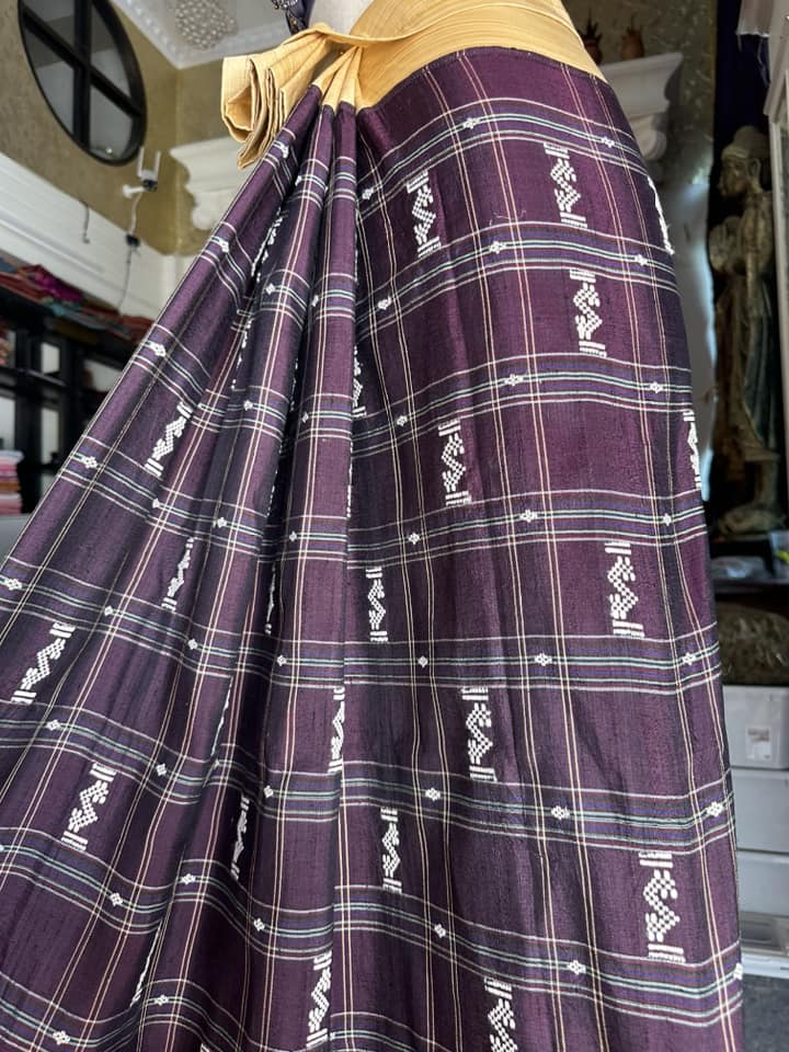 โสร่ง ไหมบ้าน ย้อมสีธรรมชาติ ขนาด 113x200ซม พื้นสีน้ำตาลอมม่วง รหัส N9-SIL-VR2