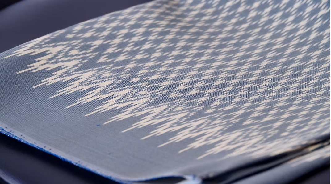 ซิ่น ผ้าไหมมัดหมี่ ไหมบ้าน ขนาด 1x2หลา พื้นสีฟ้าเทา รหัส CISP-CT-102540