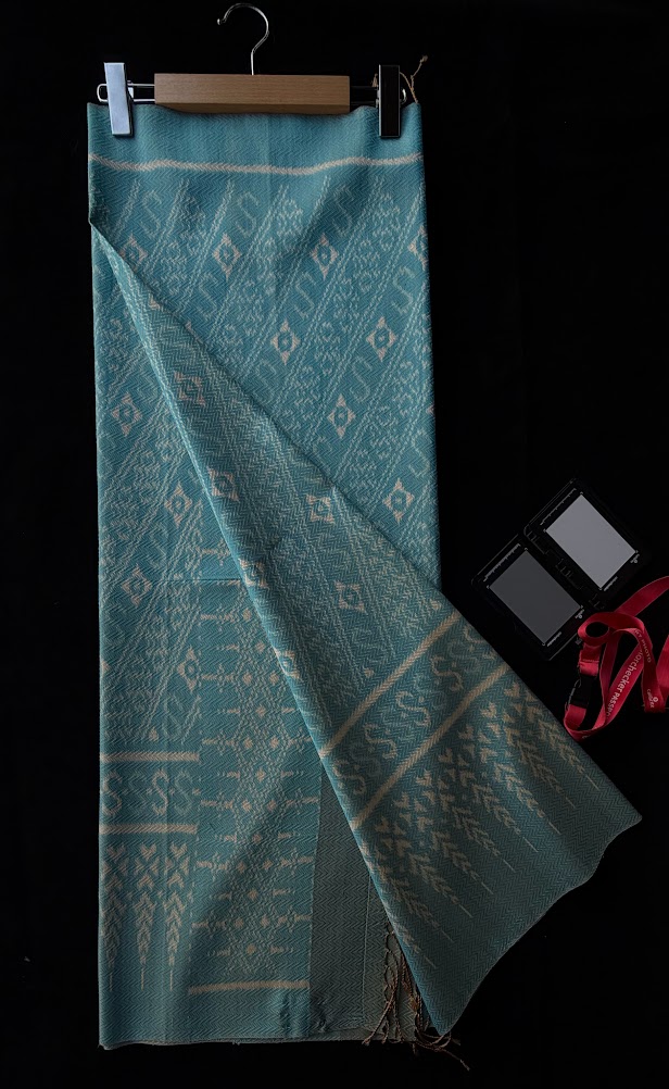 ซิ่น ผ้าไหมมัดหมี่ก้างปลา ทอยกดอก 4 ตะกอ ขนาด 1x2 เมตร ลายสิริราชพัสตราภรณ์ สีฟ้า รหัส PCS-NY-1122684