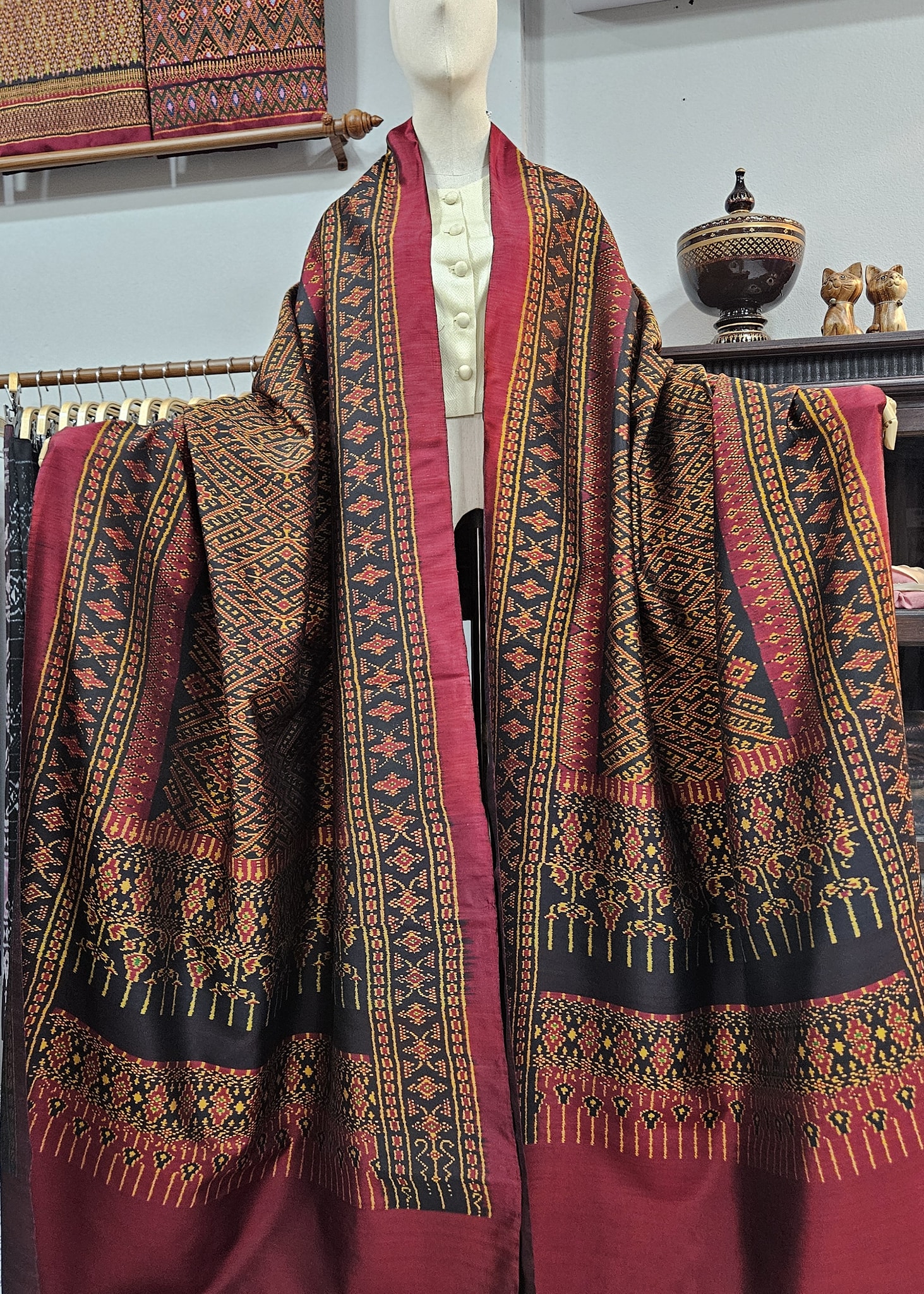 ซิ่น ผ้าไหมมัดหมี่ งานสมปักปูม ขนาด 1x4เมตร ท้องผ้าสีดำเชิงสีแดง รหัส R3Q-TT-1129684