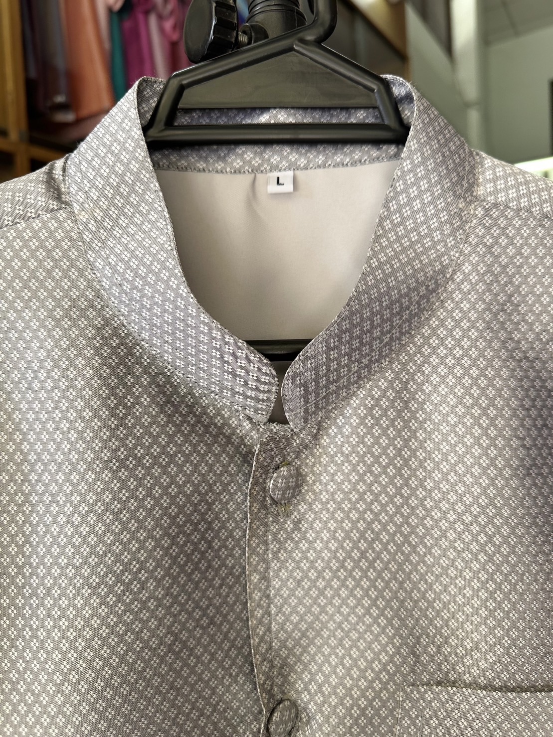 เสื้อสูทไหม แขนสั้น คอพระราชทาน เนื้อยกดอก สีเทาเงิน ไซส์ L รอบอก 44นิ้ว รหัส DT-ST-0119671