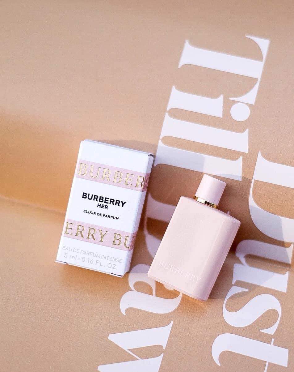 น้ำหอมจิ๋วมินิ Burberry Her Elixir EDP Intens 5mlแบบแต้มมีกล่อง ( Mini Perfume น้ำหอมขนาดพกพา) น้ำหอมจิ๋วมินิ ขวดน่ารัก ตั้งโชว์ก็สวย พกพาก็สะดวก หัวแต้มตามจุดชีพจร