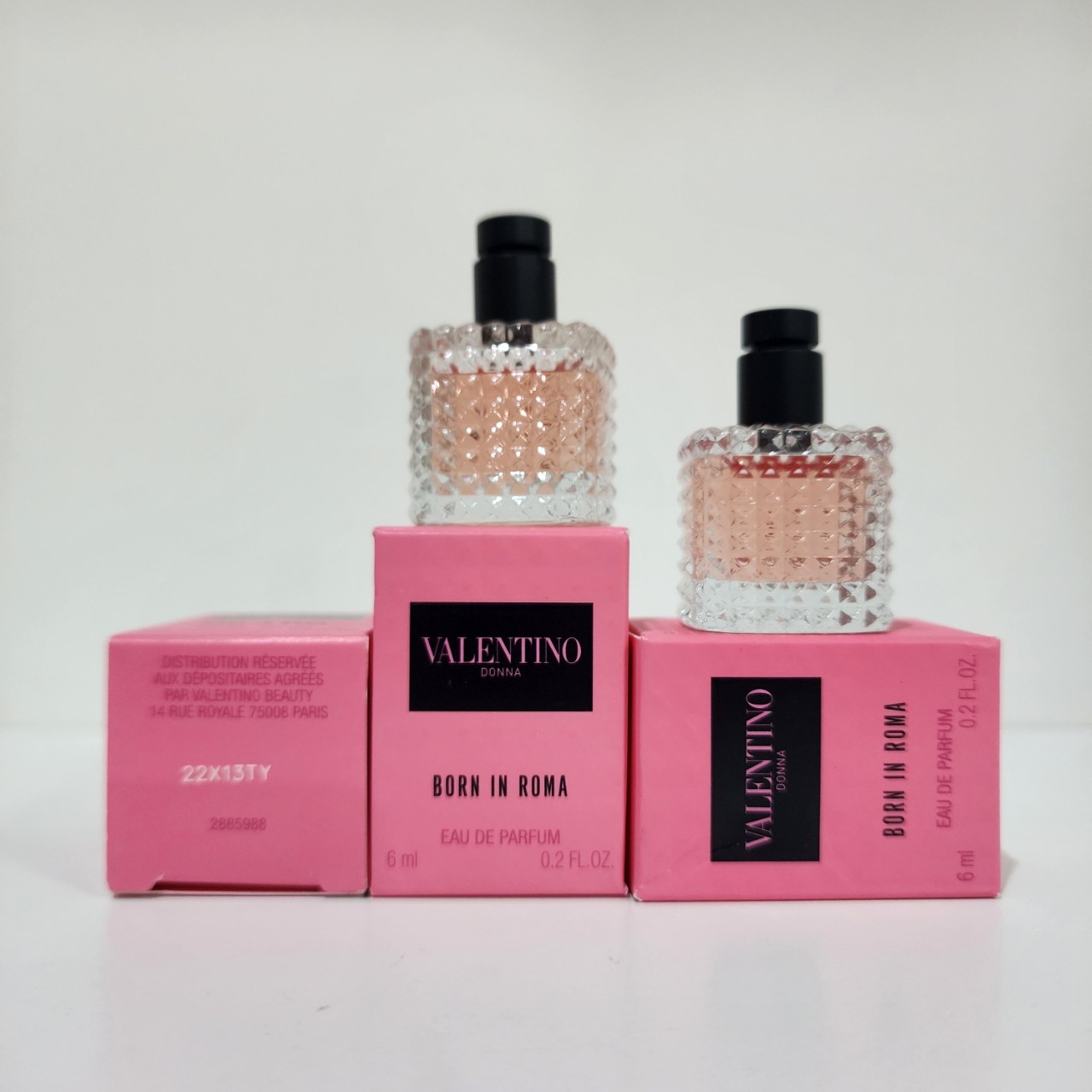 น้ำหอมจิ๋วมินิ Valentino Donna Born In Roma EDP Female 6ml แบบแต้มมีกล่อง ( Mini Perfume น้ำหอมขนาดพกพา) น้ำหอมจิ๋วมินิ ขวดน่ารัก ตั้งโชว์ก็สวย พกพาก็สะดวก หัวแต้มตามจุดชีพจร