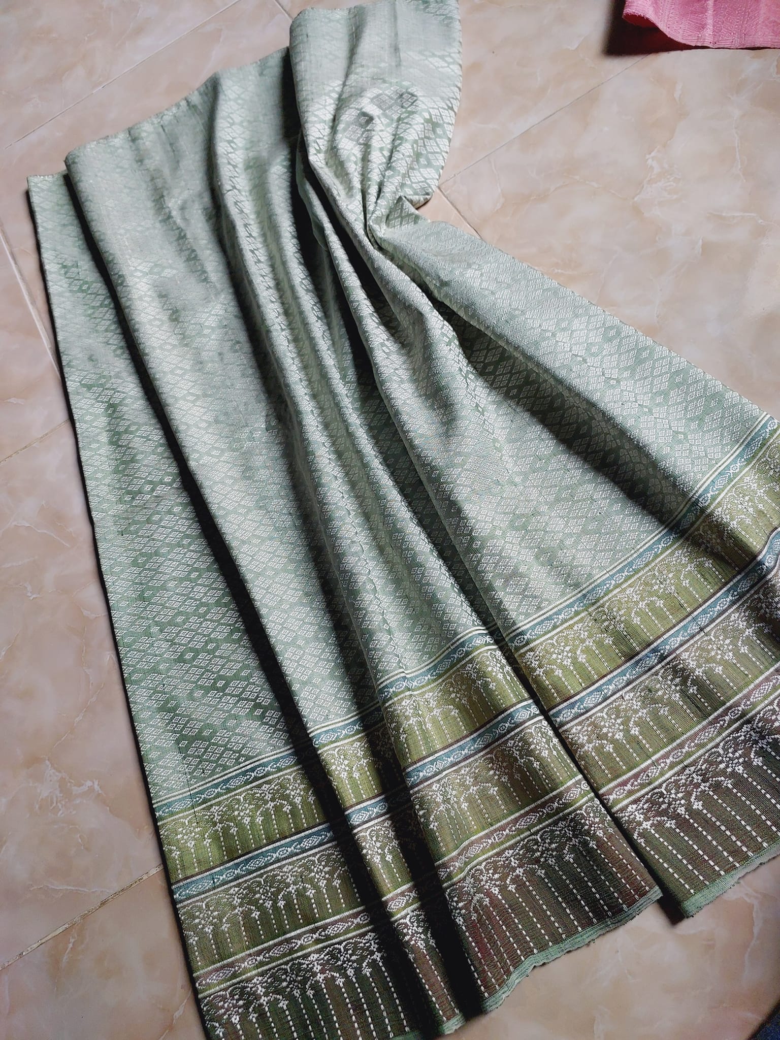 ซิ่นขิดไหม ต่อหัว ต่อเชิง ย้อมสีธรรมชาติ ขนาด1x2เมตร ลายดาวล้อมเดือน สีเขียวเทา รหัส R4F-73-051968