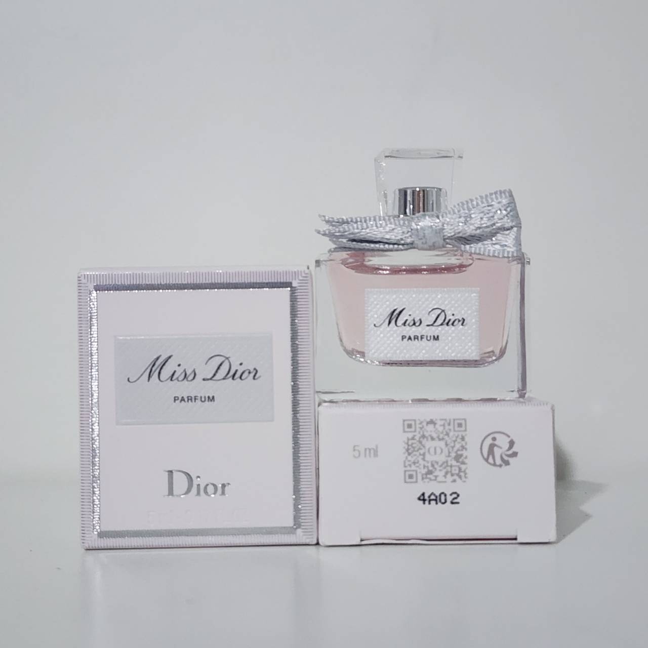 น้ำหอมจิ๋วมินิ Dior Miss Dior Parfum 5ml น้ำหอมจิ๋วมินิ New 2024 !แบบแต้มมีกล่อง ( Mini Perfume น้ำหอมขนาดพกพา) น้ำหอมจิ๋วมินิ ขวดน่ารัก ตั้งโชว์ก็สวย พกพาก็สะดวก หัวแต้มตามจุดชีพจร