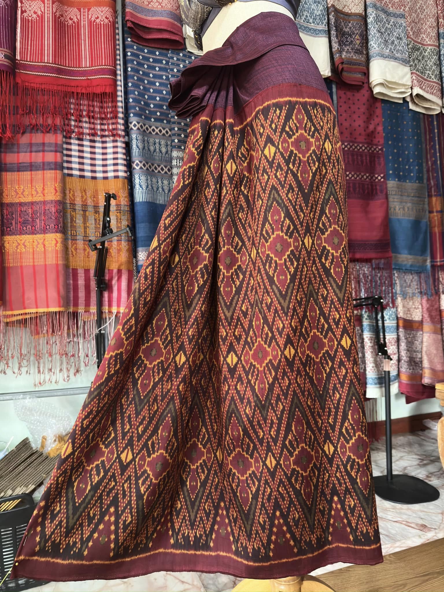 ซิ่น พระตะบอง ผ้าจามทอสามตะกอ ขนาด 110x170ซม พื้นสีม่วงเข้ม รหัส N9-SIL-AJ16