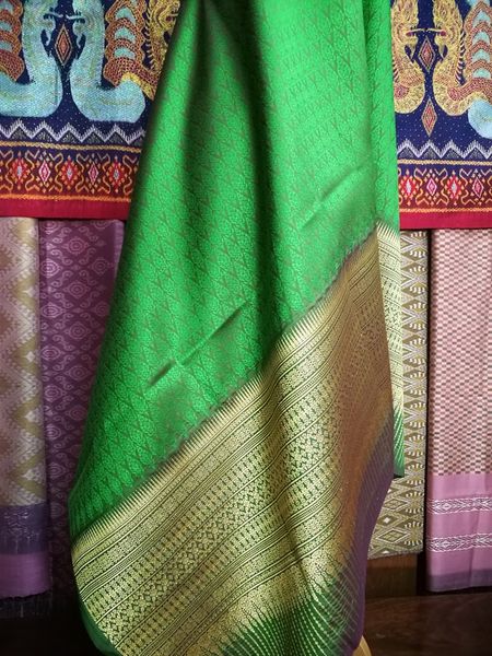 ซิ่น ผ้าไหมยกสุรินทร์ ไหมแท้ ขนาด 1x2เมตร ทอเกาะเชิงดิ้นทอง พื้นสีเขียว รหัส N11-NY0224664