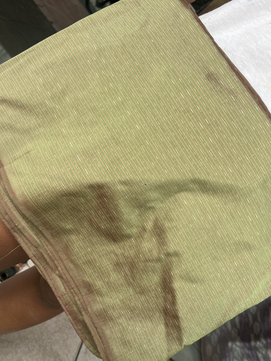 ผ้าไหมมัดหมี่ ไหมแท้ ลายอัมปรม สีเขียวเหลือบน้ำตาลทอง ตัดขายเป็นเมตร รหัส CISP-NY-102368