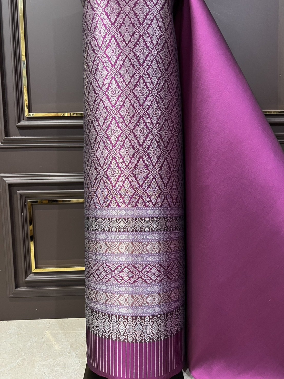 (ผ้าชุด)ผ้าไหมยกดอกลำพูน เกาะเชิงดิ้นเงิน ขนาด 1.02x4.35เมตร ลายพระราชสำนัก พื้นสีชมพูบานเย็น รหัส N90-29-TR0480