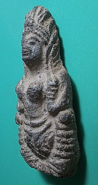 นางสิกขี (จามเทวี) หลวงปู่สังข์ วัดนากันตม ศรีษะเกษ เนื้อผงว่านยา บรรจุกริ่ง