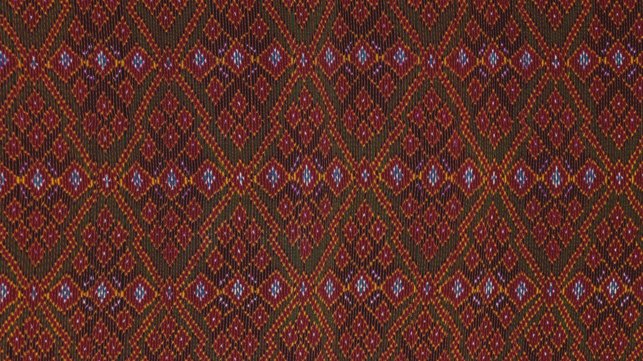 ซิ่น ผ้าไหมมัดหมี่ 3ตะกอ ตีเกลียว งานชั้นครู ขนาด1x2เมตร ลายนาคเกี้ยวคั่นหางกระรอก พื้นสีแดง รหัส R2Q-ME-66-08196702