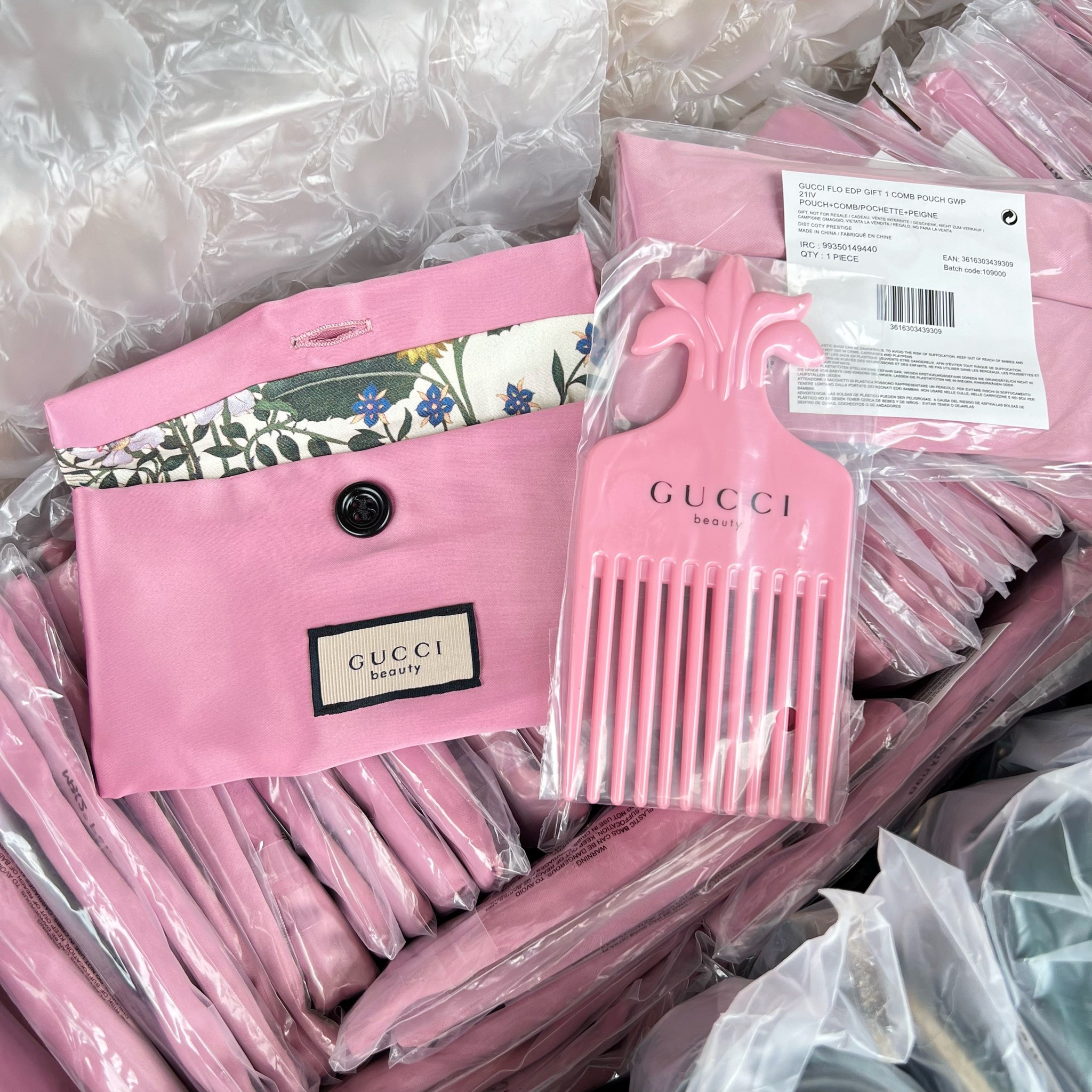 กระเป๋าเครื่องสำอาง Gucci Flora Gorgeous Gardenia Beauty Set Mini