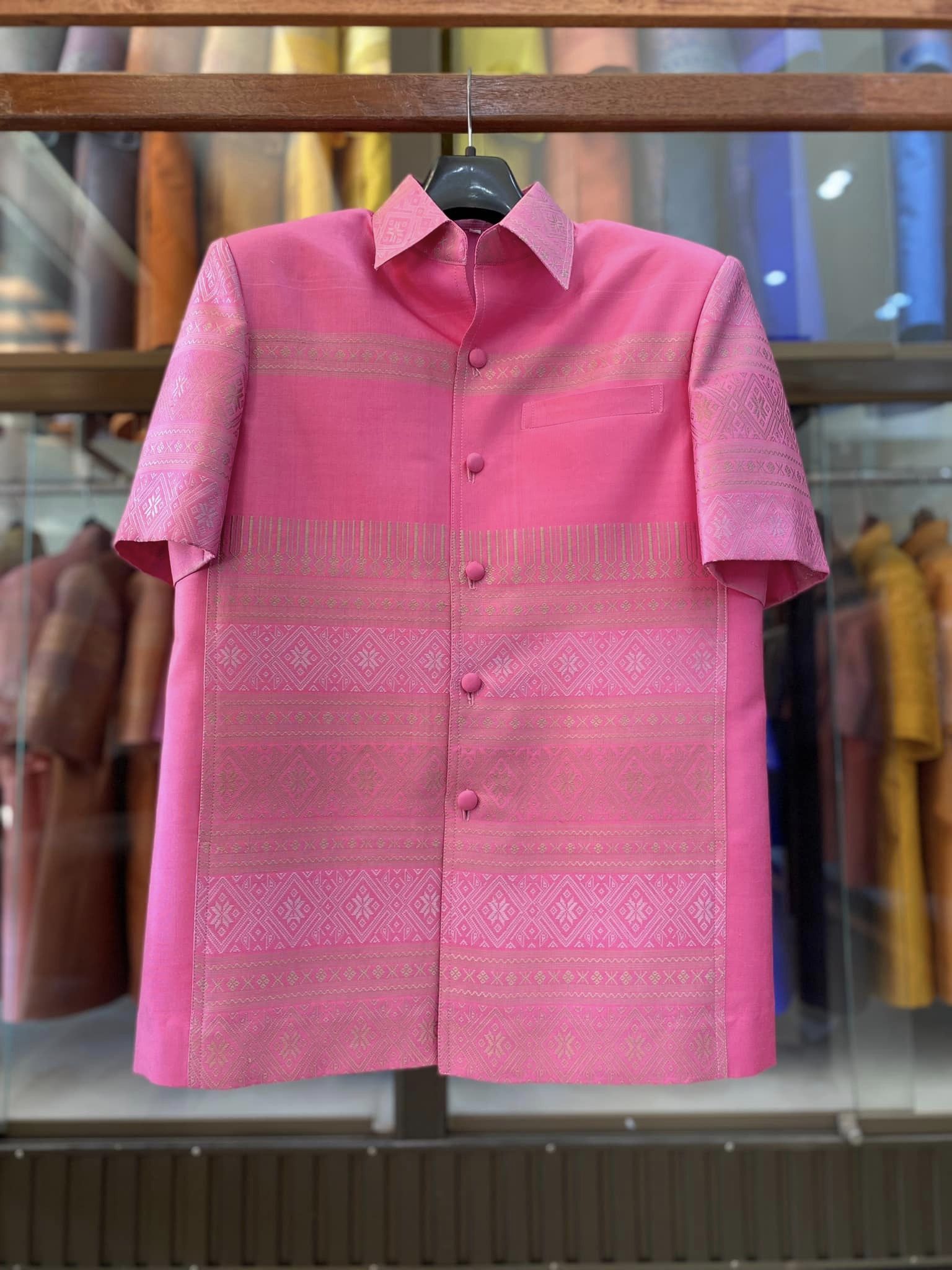 เสื้อสูทไหมแพรวา แขนสั้น พื้นสีชมพู ไซส์ M รหัส DR-BM-12156609443