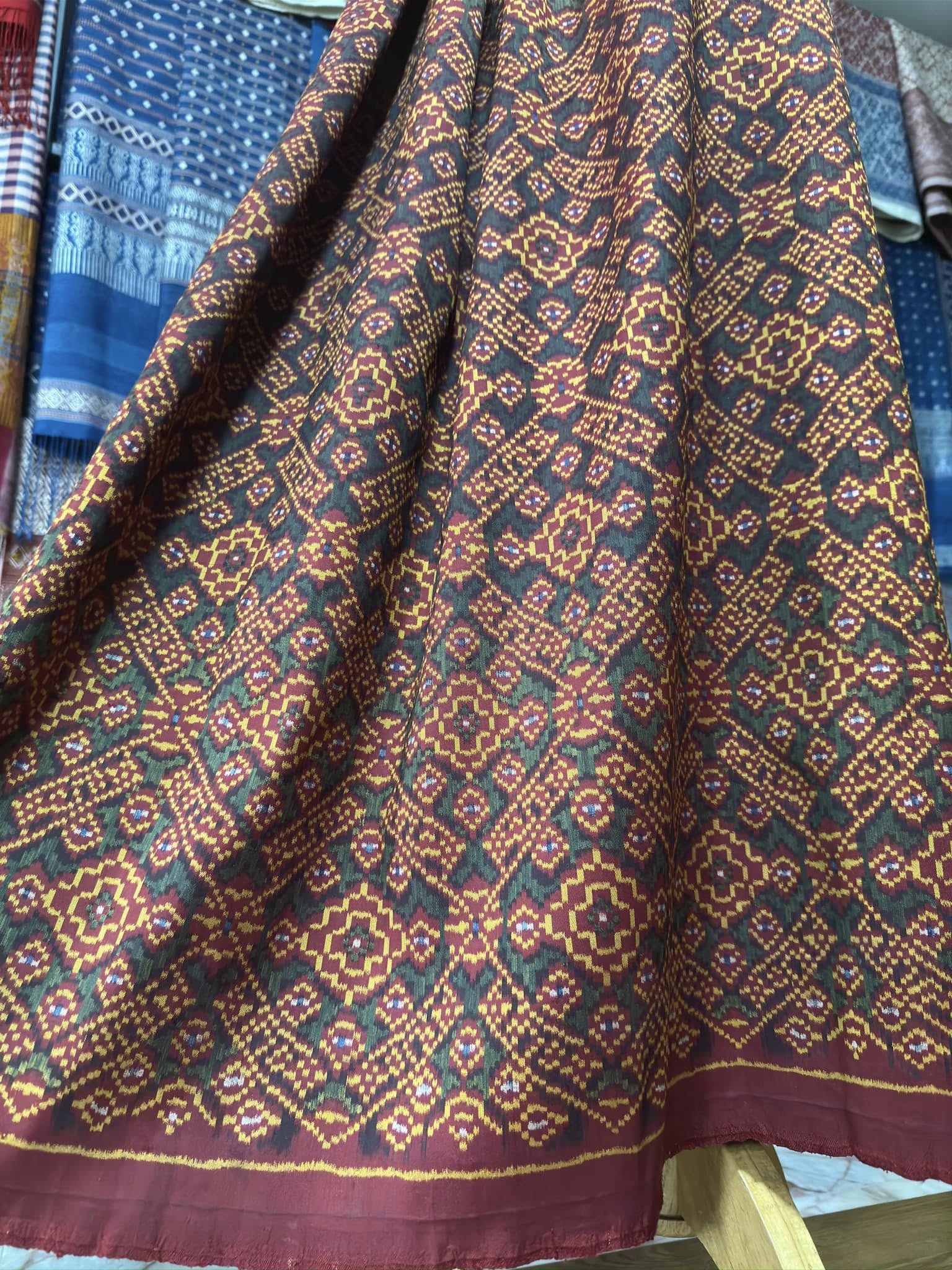 ซิ่น พระตะบอง ผ้าจามทอสามตะกอ ขนาด 118x170ซม พื้นสีแดง รหัส N9-SIL-AJ12