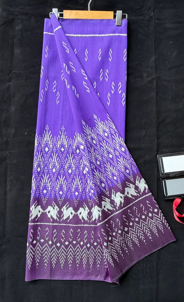 ซิ่น ผ้าไหมมัดหมี่ 3ตะกอ ขนาด 1x2 เมตร สีน้ำเงินเชิงสีม่วง รหัส PCS-NY-11226822