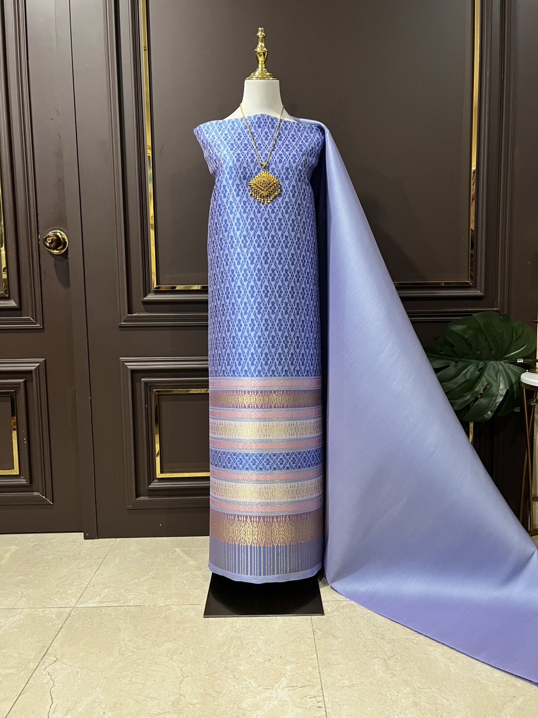 (ผ้าชุด)ผ้าไหมยกดอกลำพูน เกาะเชิงดิ้นทอง ขนาด 1.02x4.38เมตร ลายช่อฟ้า พื้นสีฟ้าอมม่วง รหัส N90-29-TR0470