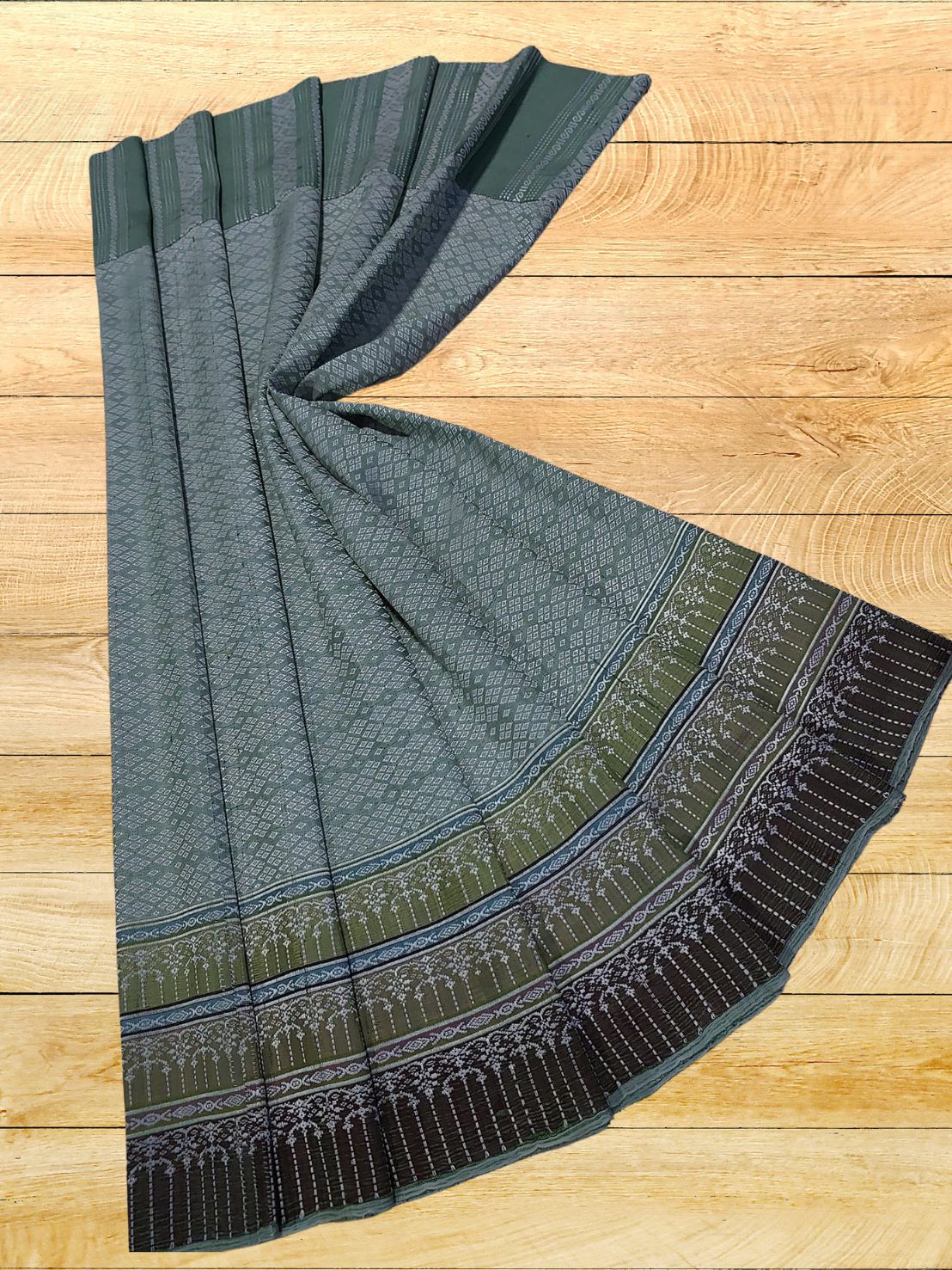 ซิ่นขิดไหม ต่อหัว ต่อเชิง ย้อมสีธรรมชาติ ขนาด1x2เมตร ลายดาวล้อมเดือน สีเขียวเทา รหัส R4F-73-051968