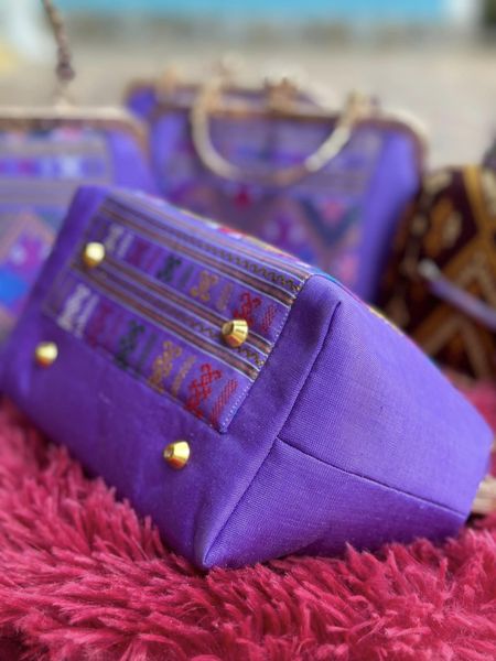 กระเป๋าถือผ้าไหมแพรวา ขนาด 15x20ซม.พื้นสีม่วง รหัส GLC-PT0724662