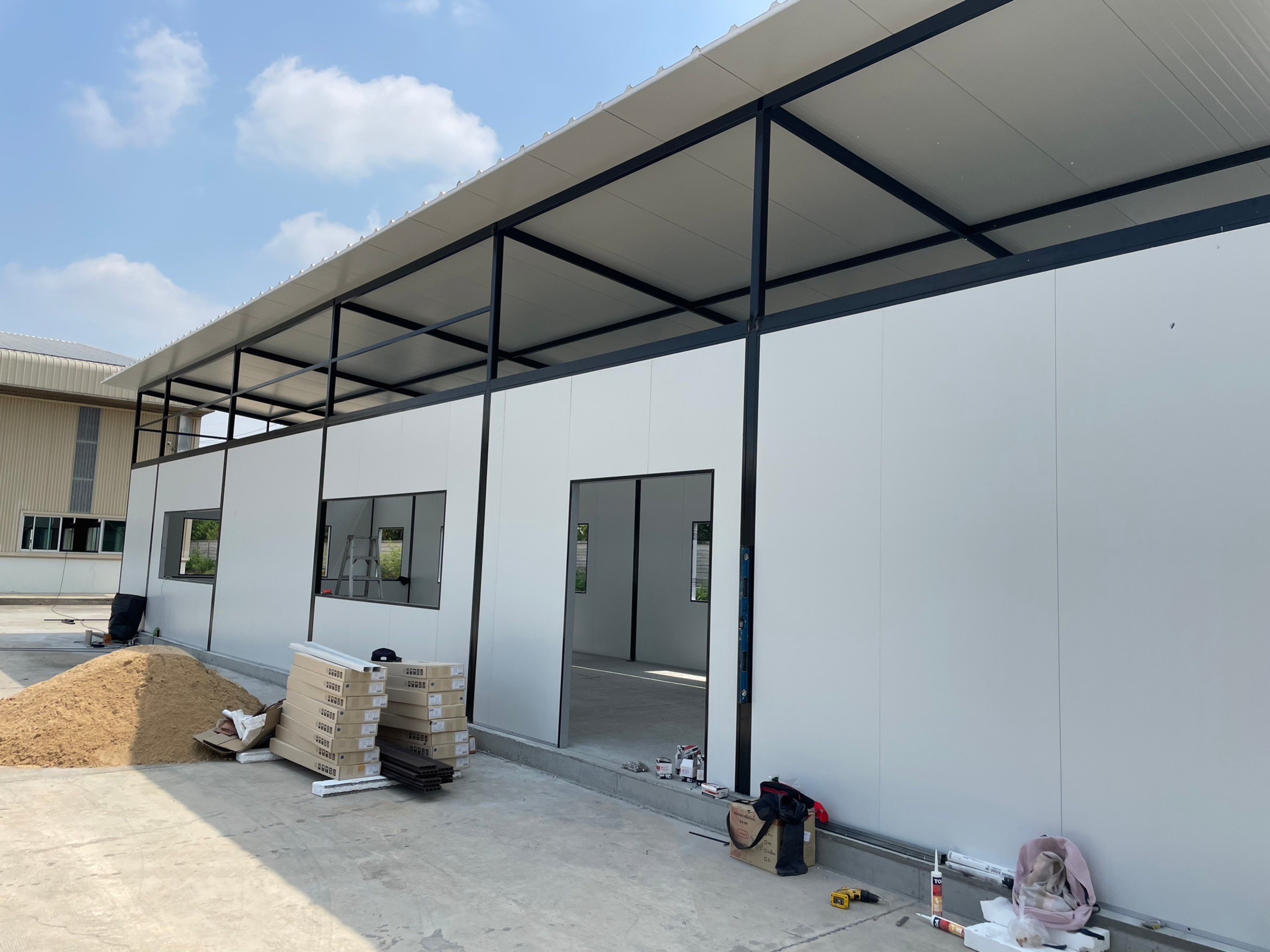 ออฟฟิศสำเร็จรูป บริษัทเหลียงซิ ขนาด5.00x20.00x4.50 เมตร