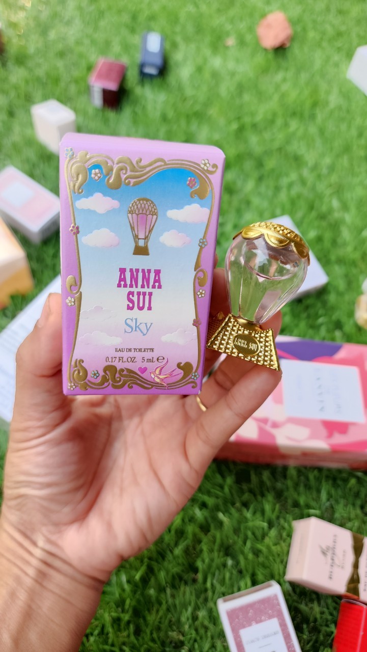 น้ำหอมจิ๋วมินิ Anna Sui Sky for women edt 5ml แบบแต้มมีกล่อง ( Mini Perfume น้ำหอมขนาดพกพา) น้ำหอมจิ๋วมินิ ขวดน่ารัก ตั้งโชว์ก็สวย พกพาก็สะดวก หัวแต้มตามจุดชีพจร