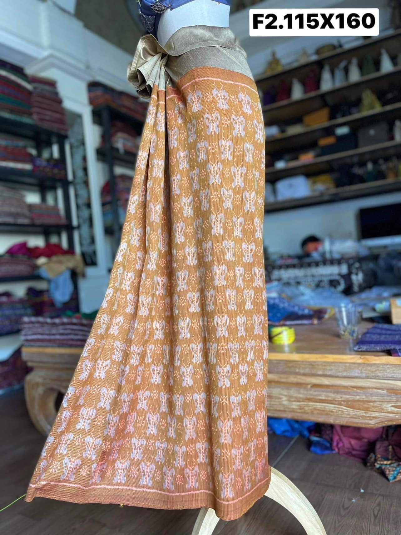 ซิ่น พระตะบอง ไหมบ้านสาวมือ ย้อมสีธรรมชาติ ขนาด 115x160ซม ลายผีเสื้อ พื้นสีเหลืองเงิน รหัส N9-SIL-F2