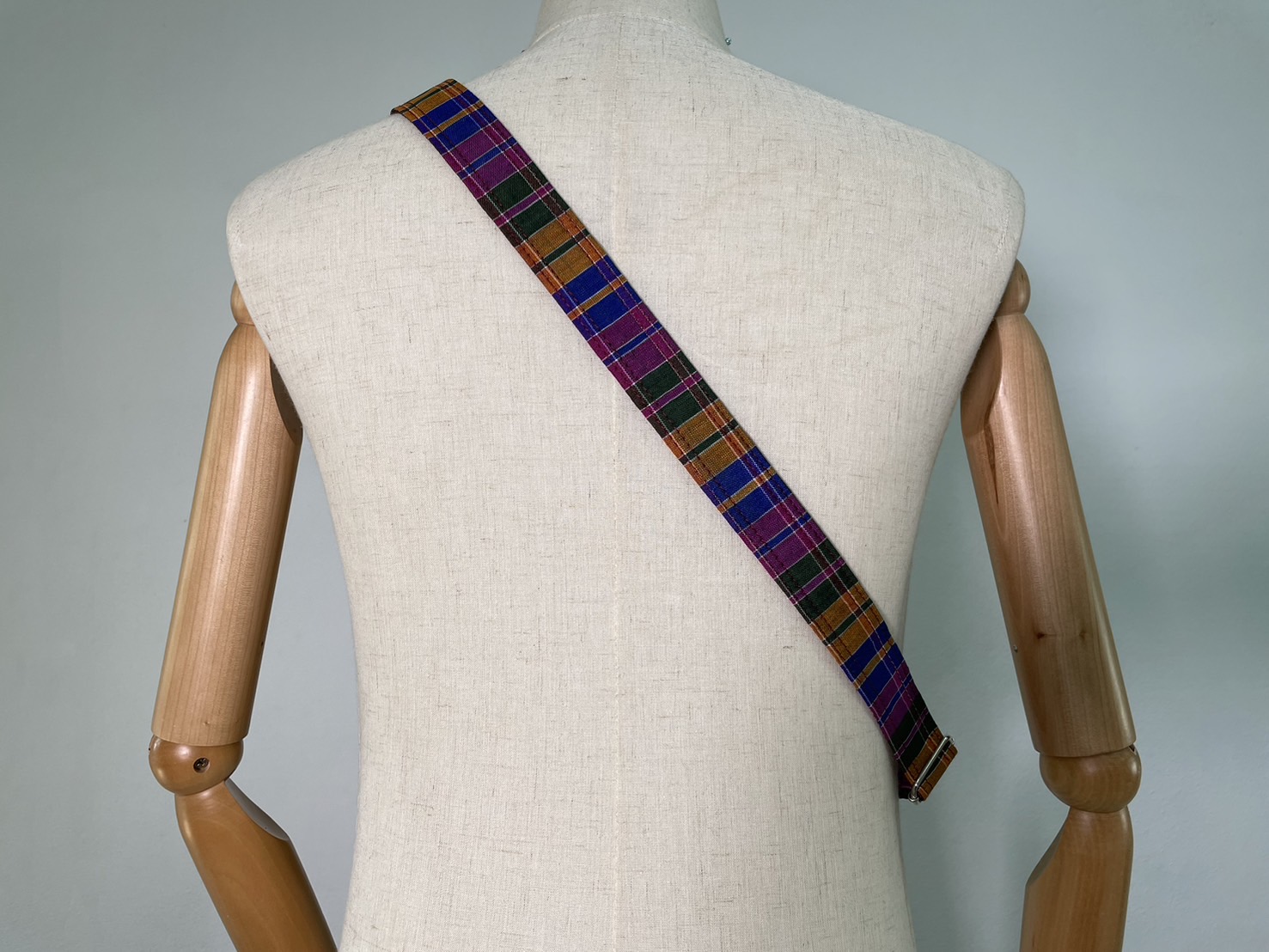 กระเป๋าเป้ ผ้าไหมแท้ ลายผ้าขาวม้า ขนาด 32x23x10ซม. สีคละสี รหัส GO-ME-0120681