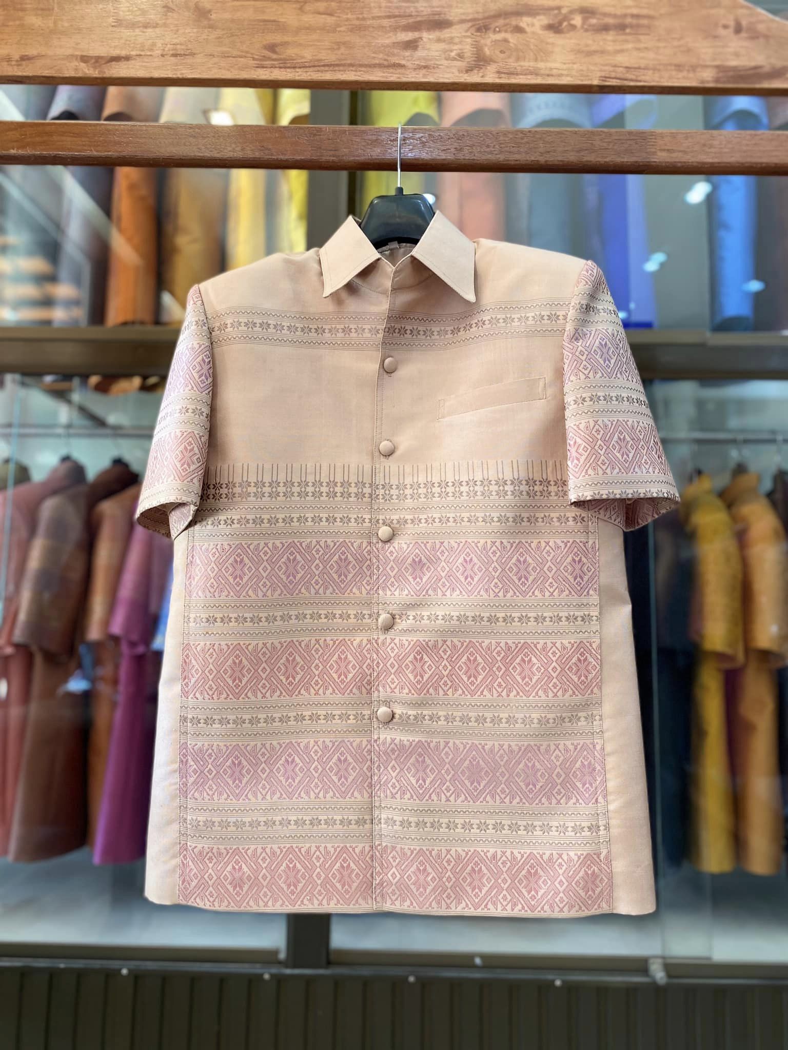 เสื้อสูทไหมแพรวา แขนสั้น พื้นสีครีม ไซส์ M รหัส DR-BM-121566094417