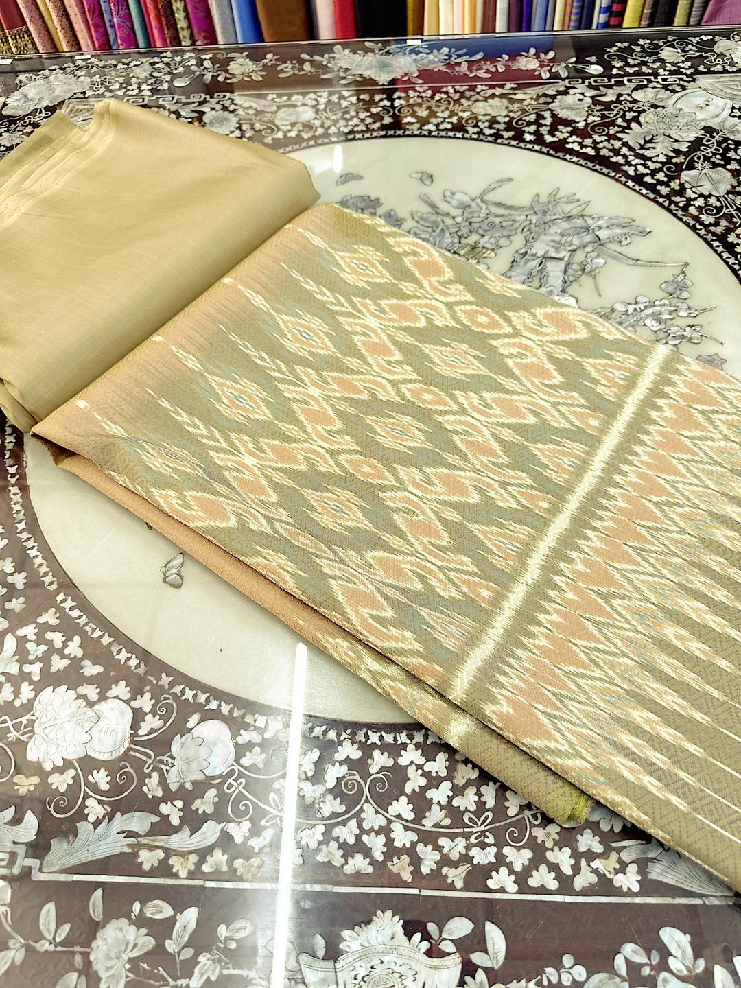 (ผ้าชุด)ผ้าไหมมัดหมี่ยกดอก 6ตะกอ (ผ้าลาย 2เมตร+สีพื้น 2เมตร) สีเขียวทอง รหัส L8A-ST-1211661