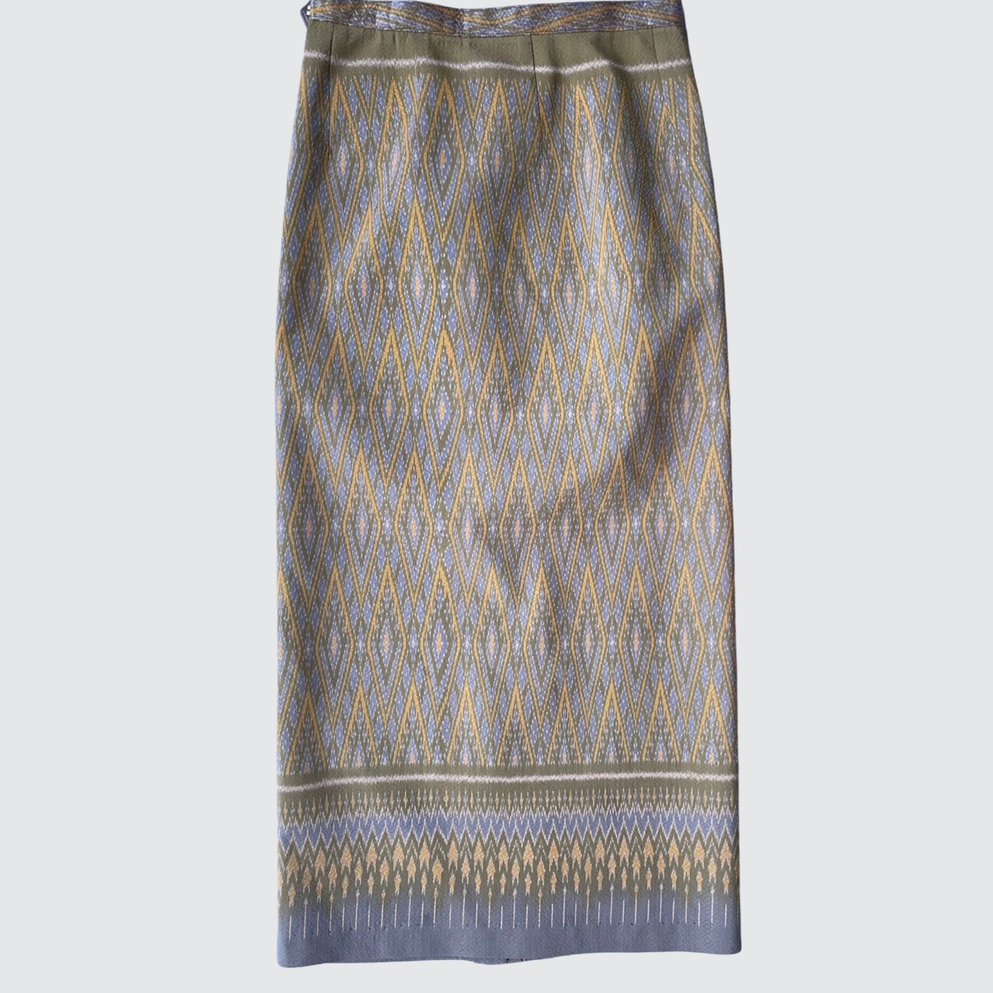 ผ้าถุงป้าย แบบเลื่อนตะขอตามไซส์ หน้านางกลาง ลายแหวนเพชร สีฟ้าเทา รหัส WM-PTS-1009681430