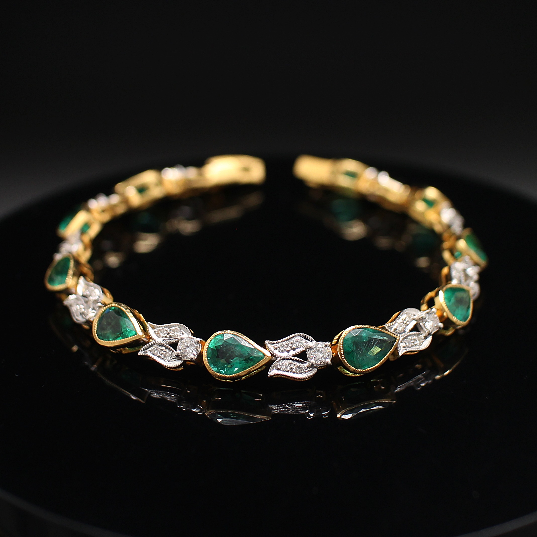 BL25030 สร้อยข้อมือมรกตหยดน้ำคั่นเพชร เพชรแท้ 10 เม็ด 0.64 กะรัต และ 40 เม็ด 0.41 กะรัต ทองแท้ 18k นน.รวม 10.9 กรัม ยาว 16 ซม.