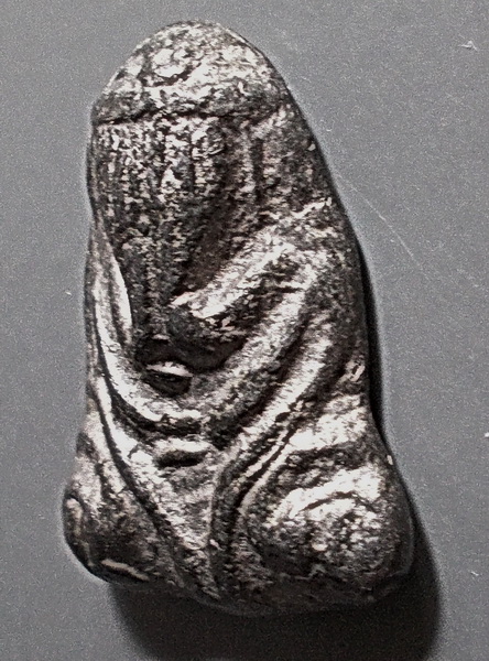 พระปิดตานะหัวเข่า เจ้าคุณผล วัดหนัง เนื้อตะกั่ว