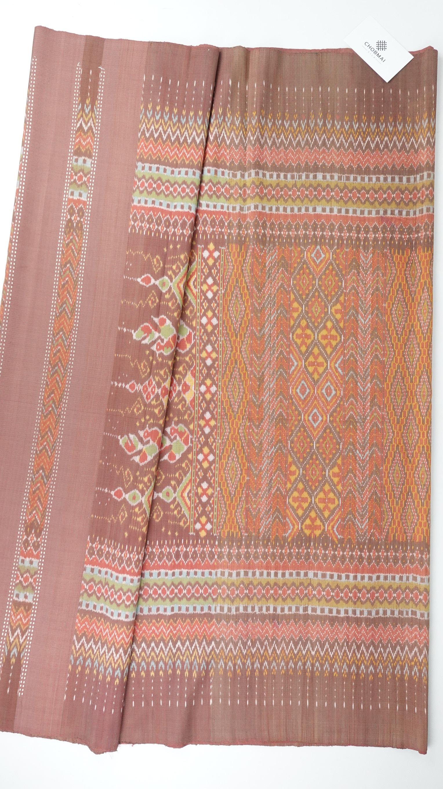 ซิ่น ผ้าไหมมัดหมี่ สีธรรมชาติ 3ตะกอ ทอเหยียบเหาะ มีหน้านาง ชายครุย ขนาด1x4เมตร ลายรวมลายโบราณ สีน้ำตาล รหัส M3P-33-02246814