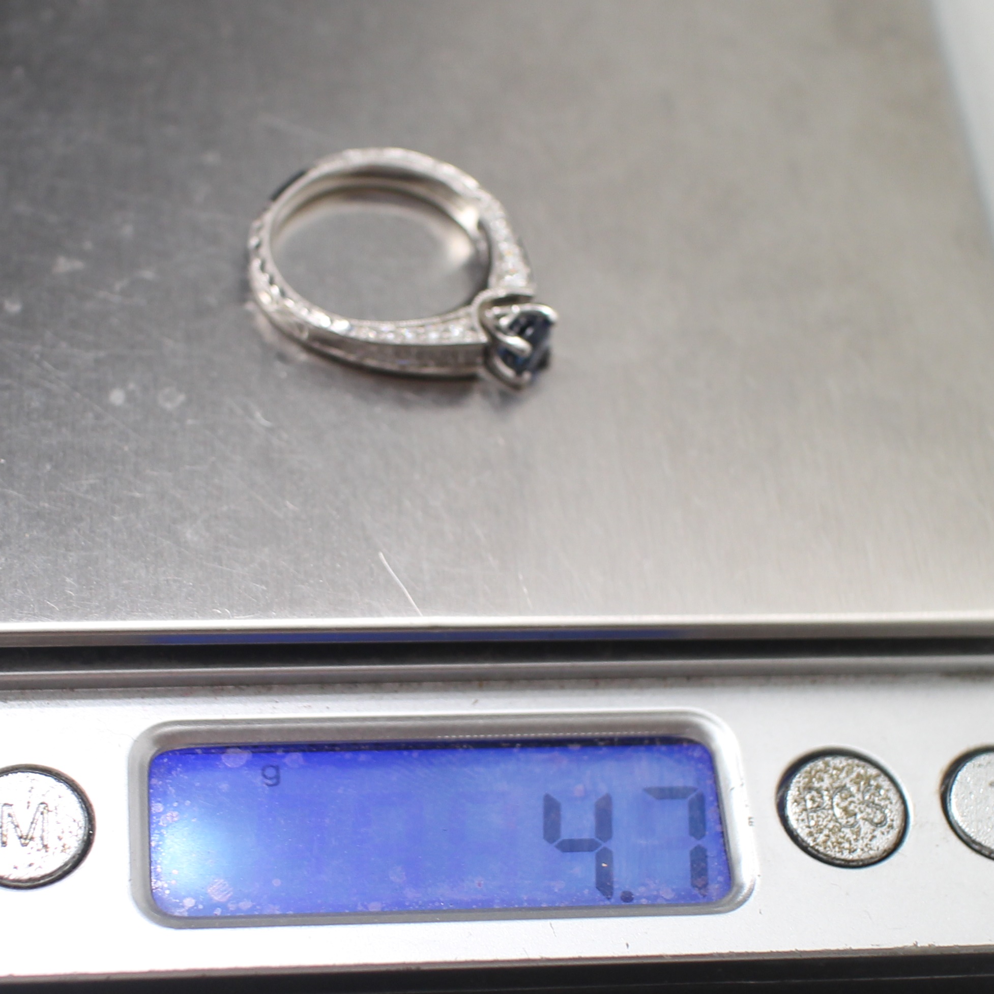 RG250131 แหวนไพลิน เพชรแท้ 12 เม็ด 0.36 กะรัต และ 20 เม็ด 0.40 กะรัต ทองแท้ 18k นน.รวม 4.7 กรัม ขนาดแหวน 53