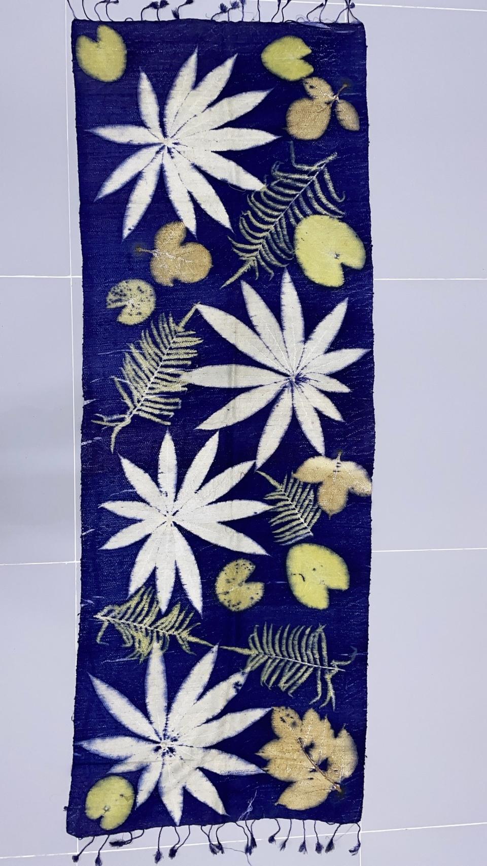 ผ้าคลุมไหล่ผ้าไหม Eco print เนื้อยกดอก มีชายครุย ขนาด 60x180ซม. สีน้ำเงิน รหัส ECO-82-1114686