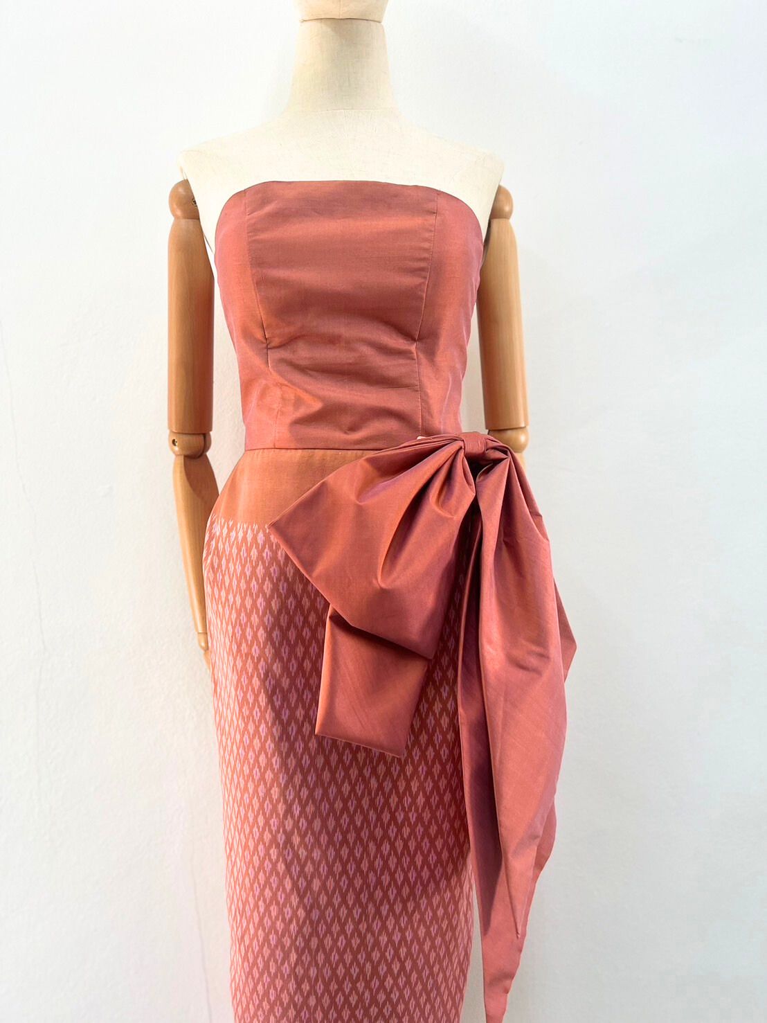 แบบตัดชุด เดรสผ้าไหม (ไม่รวมผ้า) chobmai x ARW รหัส CUT-ST-110867