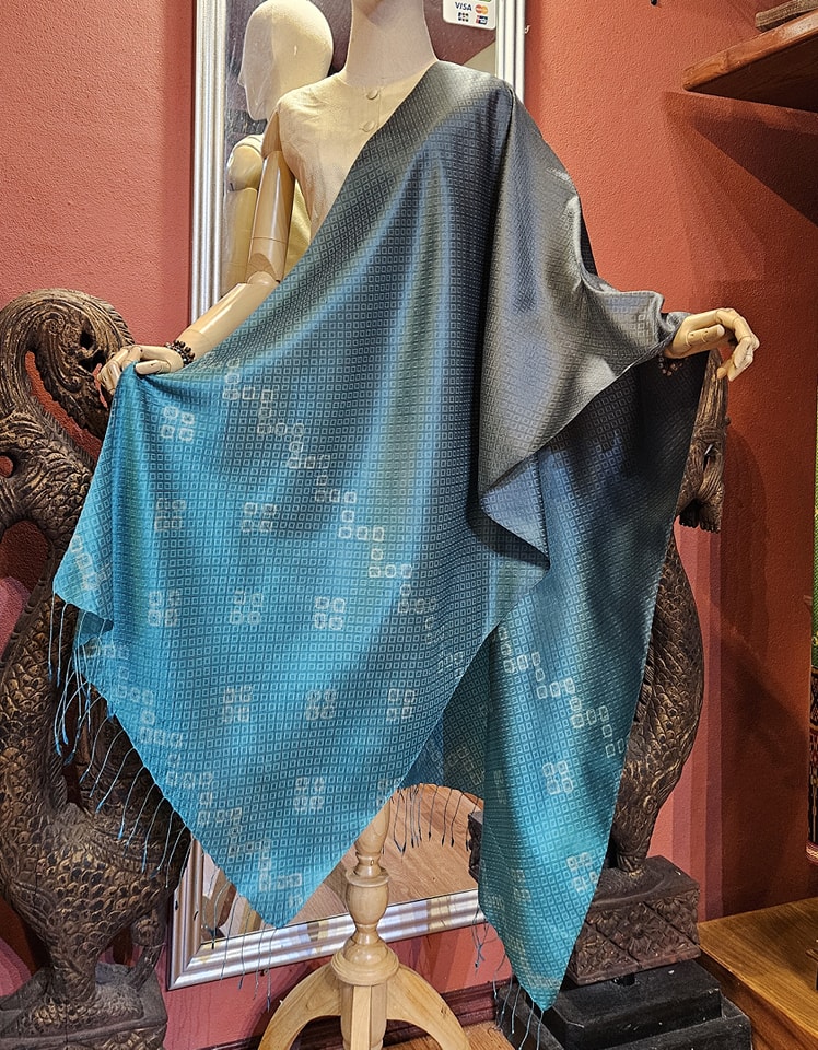 ผ้าคลุมไหล่ไหม ยกดอก มัดย้อม ไล่เฉดสี ขนาด 65x200ซม. สีเทาเข้ม สีน้ำเงินเขียวมิ้นต์ รหัส ZYE-TT-0210671644