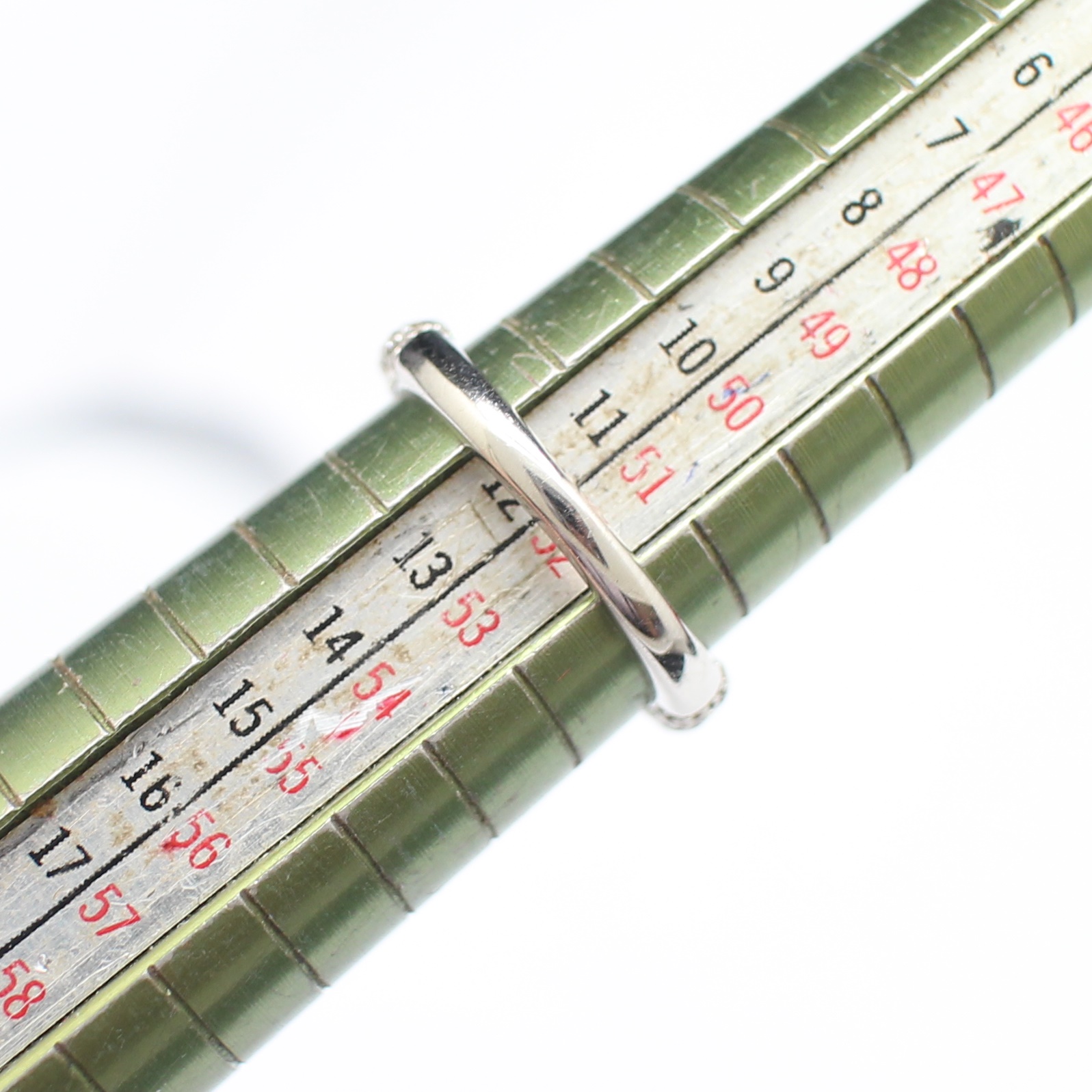 RG250256 แหวนเพชรล้อมเพชร Jubilee เพชรเม็ดกลาง 0.32 กะรัต เพชรล้อม 1.10 กะรัต เพชรรวม 1.42 กะรัต ทองแท้ 18k ขาว นน.รวม 4 กรัม ขนาดแหวน 52