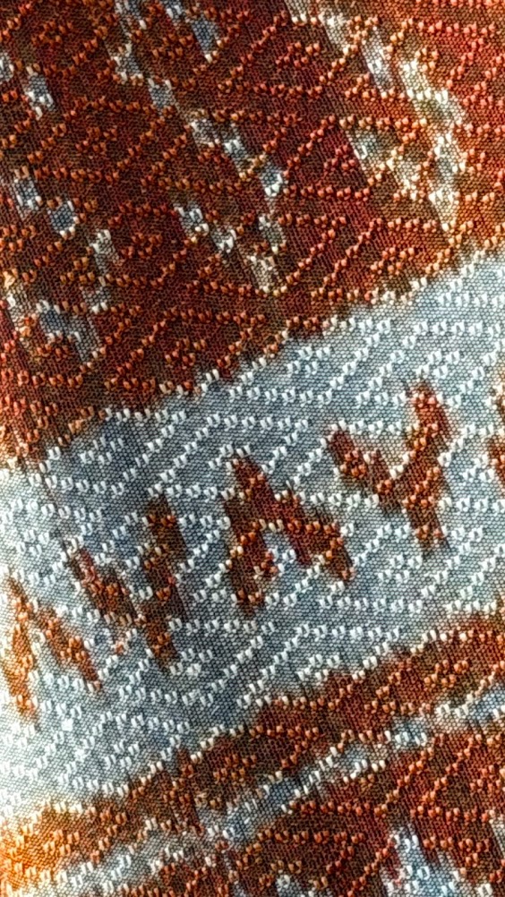 ซิ่น ผ้าไหมมัดหมี่ ทอยกดอก 6ตะกอ ขนาด 1x2 เมตร ลายขอพระราชทาน สีส้มทอง รหัส PCS-NY-1122687