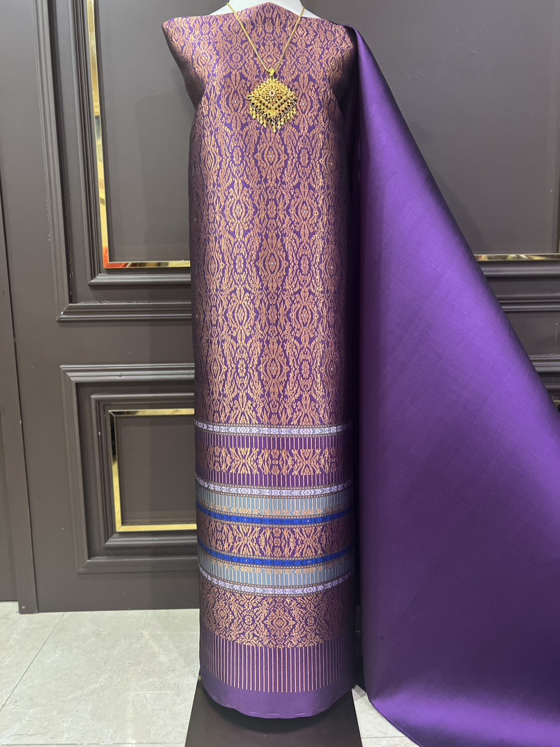 (ผ้าชุด)ผ้าไหมยกดอกลำพูน ยกดอกดิ้นสีนาค ขนาด 1.03x4.30เมตร ลายอินเดีย พื้นสีม่วงพระเทพ รหัส N90-29-R0027