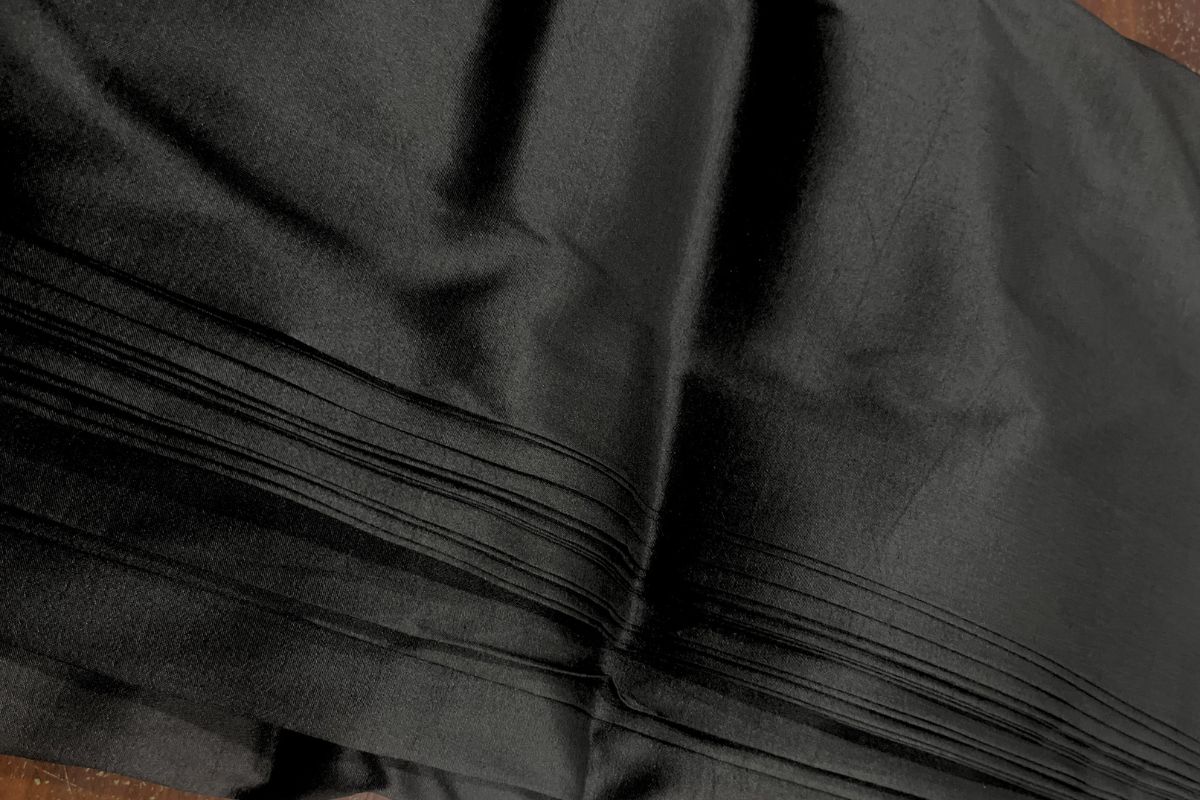 ผ้าไหมสีพื้น เนื้อเรียบหนา ไหมแท้ รุ่นเพชร สีดำสนิท (ราคาต่อเมตร) รหัส C-90001d-NY