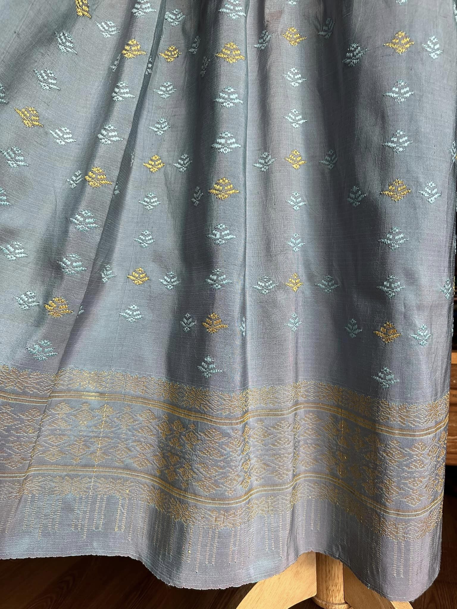 ซิ่น ผ้าซิ่นอัญญานาง ไหมบ้านทอมือ สีธรรมชาติ ขนาด 120x190ซม ลายบัวสวรรค์ พื้นสีฟ้า รหัส N9-SIL0530663